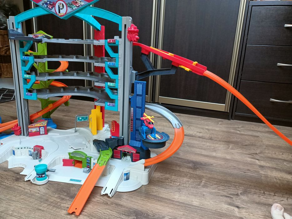 Hotwheels mega garaż