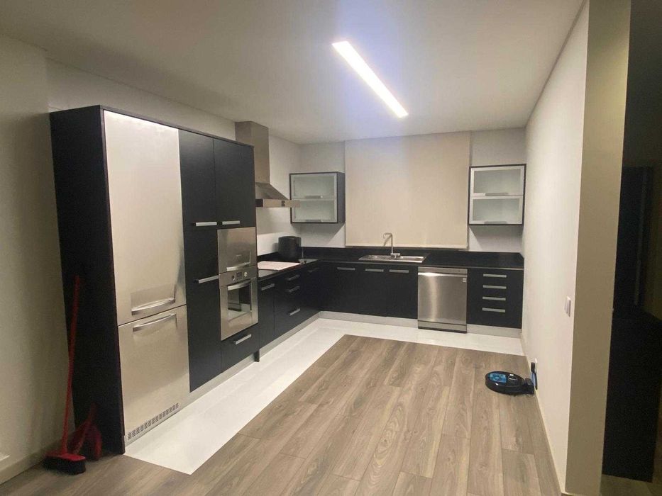 Cozinha preta, moveis e pedra