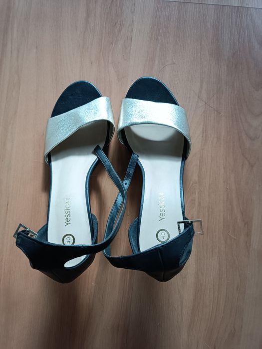 Sapato aberto preto e dourado 40