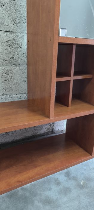 Belíssimo móvel estante em madeira com prateleira e porta em vidro.
Ex