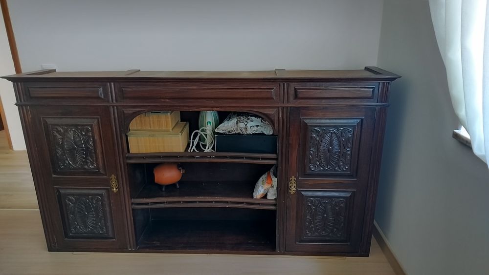 Móvel de sala antigo em madeira escura