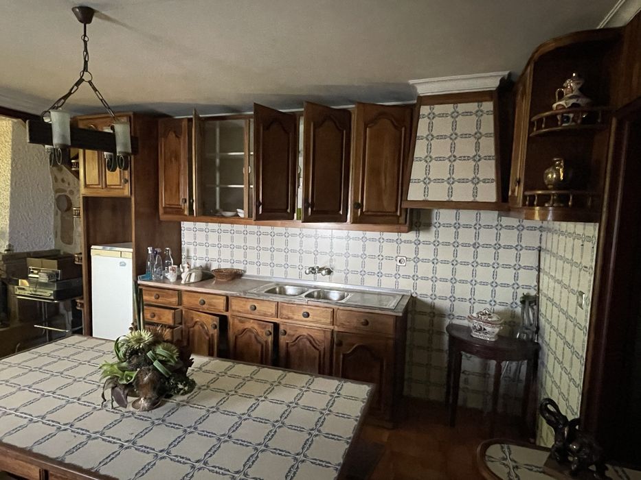 Cozinha completa madeira maciça c/ mármore + mesa – Maia