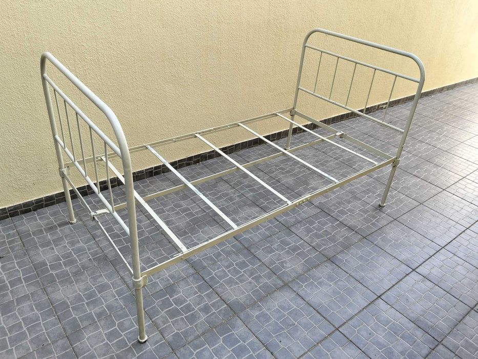 Cama de ferro clássica de corpo e meio com estrado e colchão molaflex