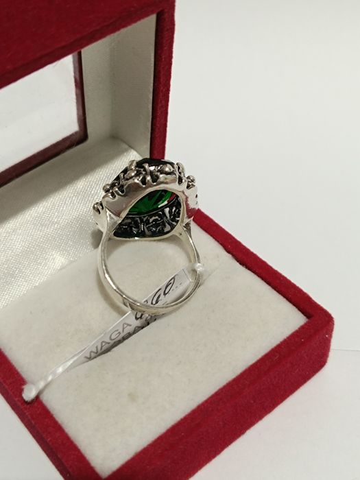 Srebrny pierścionek z zielonym kamieniem roz.13, srebro próby 925
