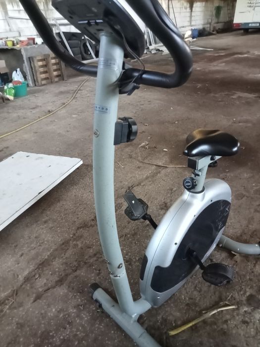 Vendo bicicleta estática,  tem atenção 8 velocidades.