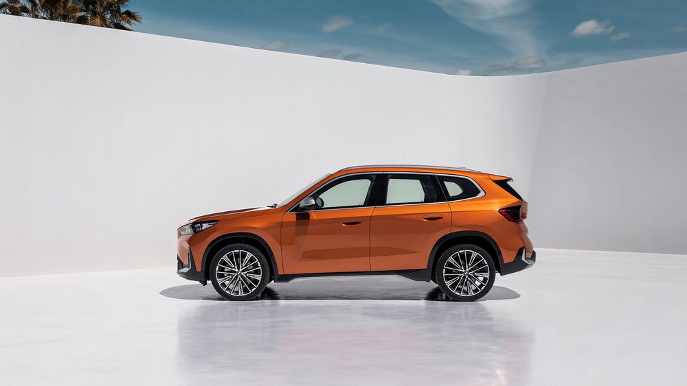 BMW X1 2022 pomarańczowe lewy bok