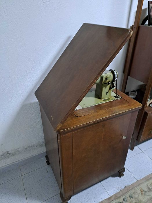 Máquina de Costura com móvel