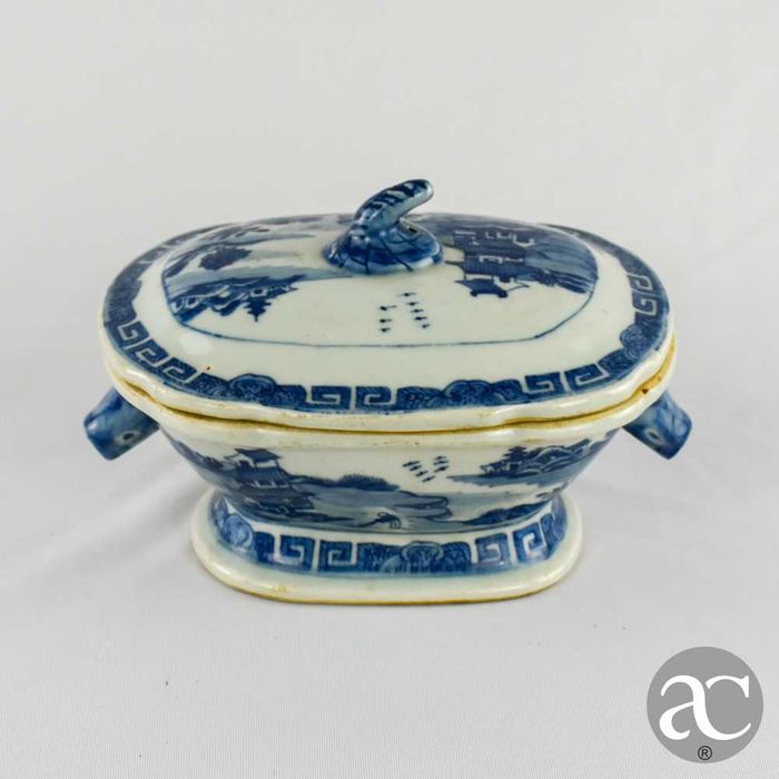 Pequena terrina porcelana da China período Qianlong, séc. XVIII