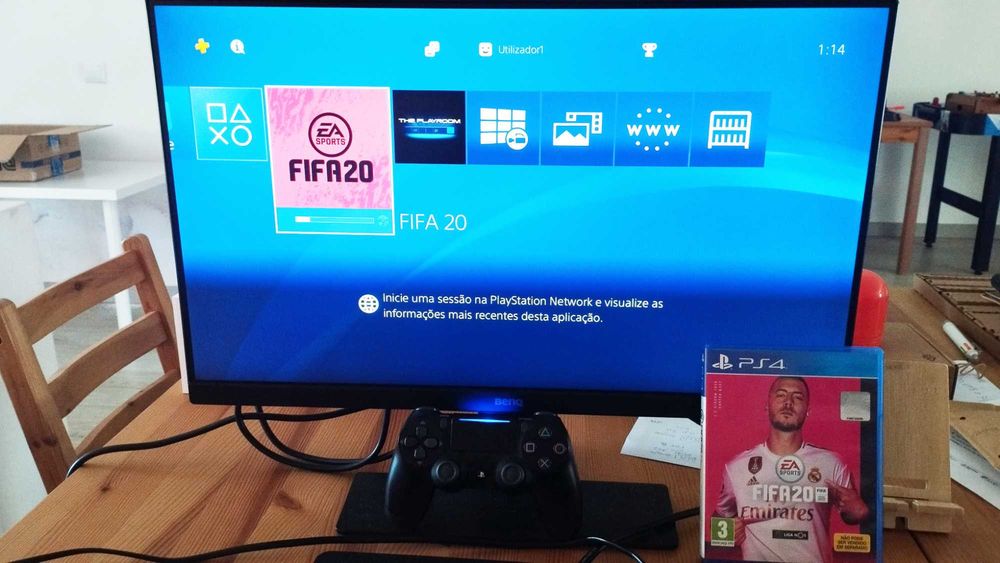 PS4 Slim 500GB + 1 Comando Original + Jogo FIFA20 + Cabo alimentação