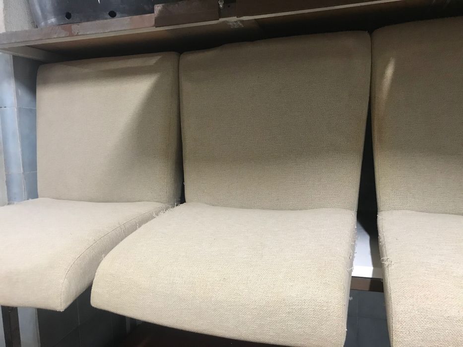 6 Cadeiras de sala forradas bege pés pretos / Máscara Veneziana