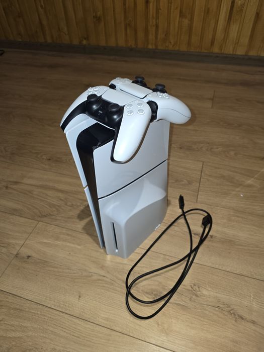 Продам PlayStation 5 Slim з двома геймпадами та іграми

Стан: Чудовий,