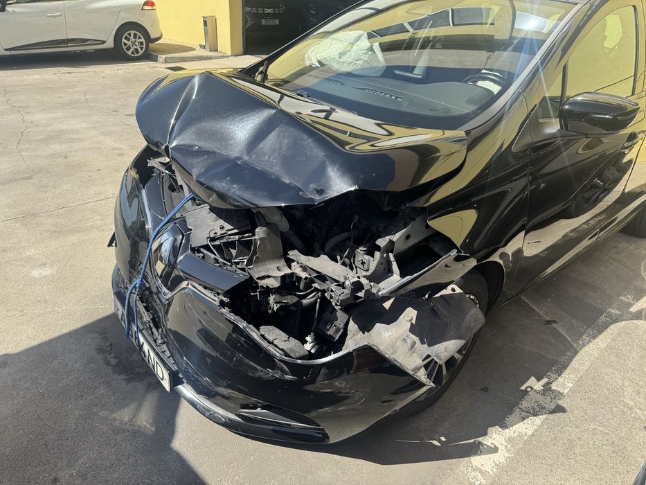 Varias pecas carro so esta batido de frente