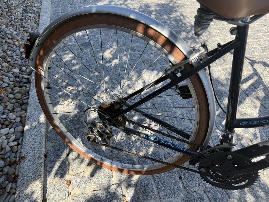 Bicicleta preta em bom estado
