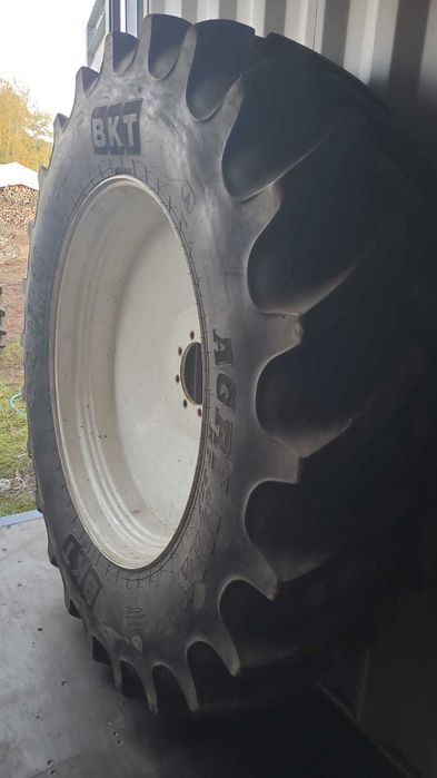 koła VALTRA  SERIA T między  rzędzie