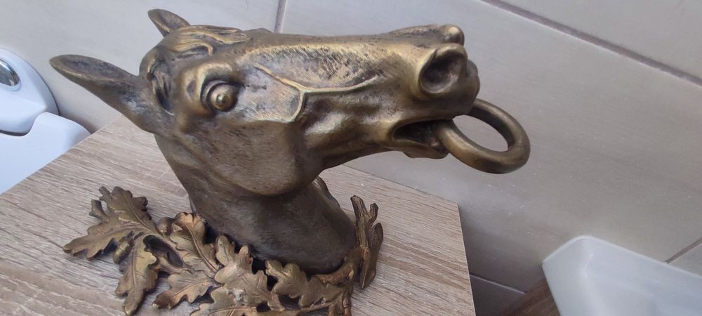 Głowa konia w liściu laurowym z brązu 19 wiek