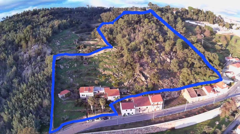 Pequena quinta, casa principal, um anexo e uma divisão externa extra.