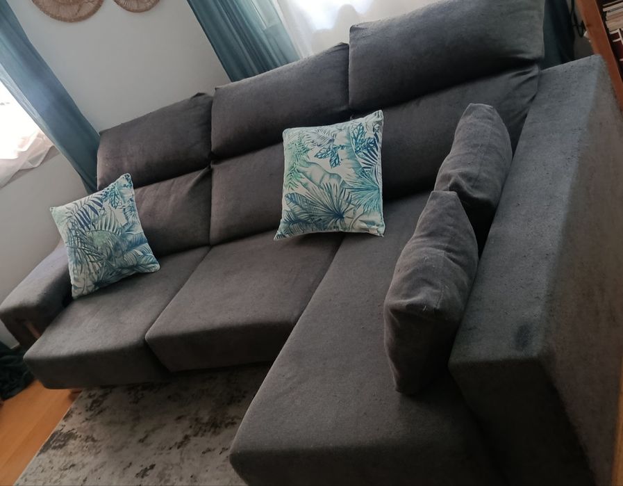 Vendo sofá CHAISE LONGUE DIREITA em bom estado, com 2 puffs e 2 almofadas cinzas incluídas.