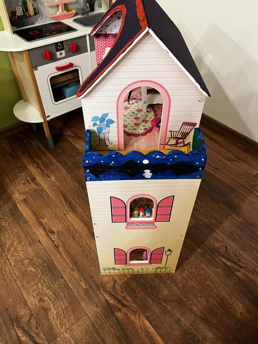 Drewniany domek dla lalek