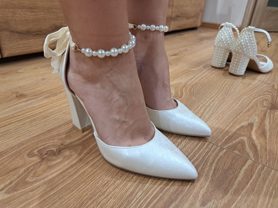 Kremowe buty z perełkami