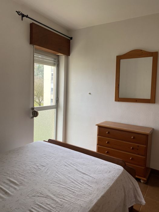 Quarto espaçoso, luminoso e pronto a entrar