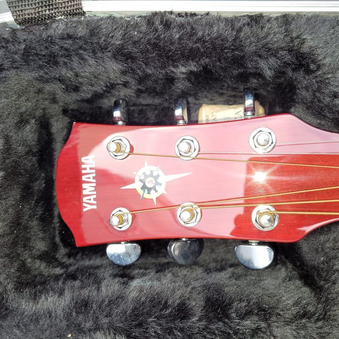 Guitarra Yamaha estimada com mala.