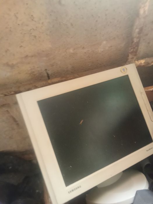 Vendo estes dois monitores em segunda mão para peças