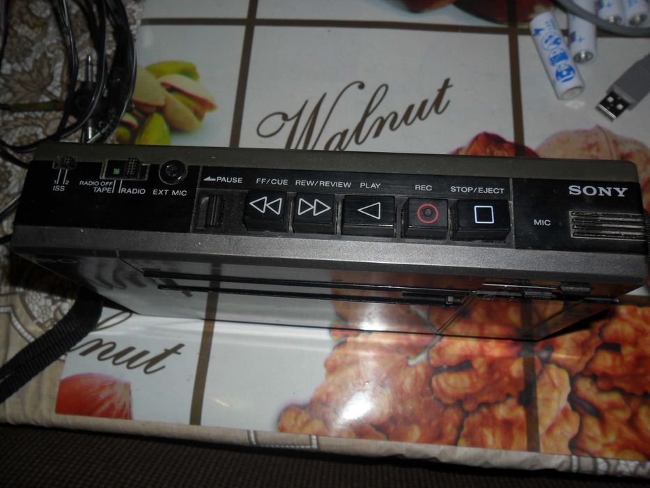 Продам портативную магнитолу SONY (кассетный магнитофон + приемник): 5 ...