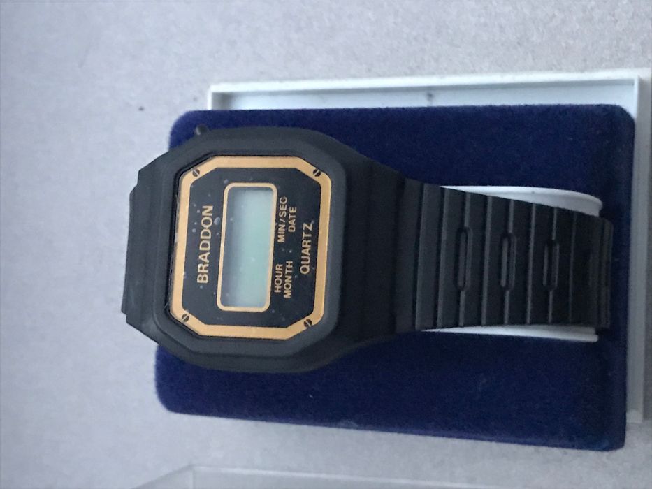 Zegarek elektroniczny vintage z lat 80 tych