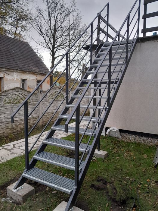 Schody zewnętrzne metalowe