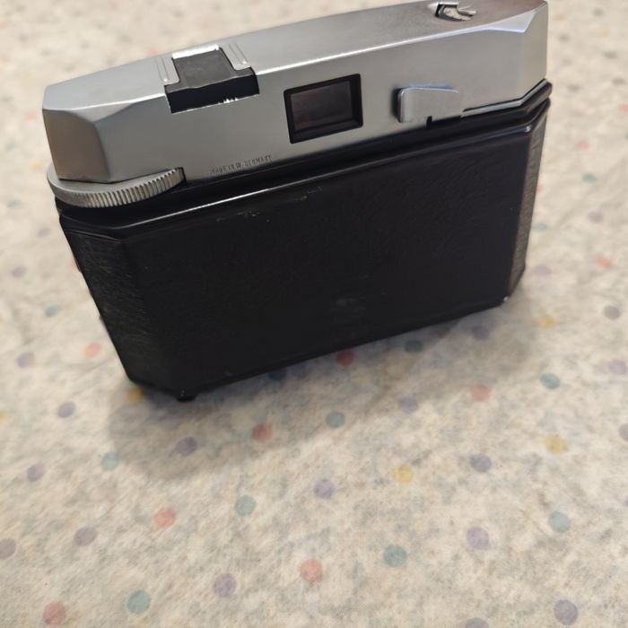 Máquina fotográfica da marca hama com flash