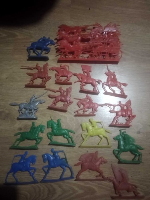 Продам игрушки конницу.