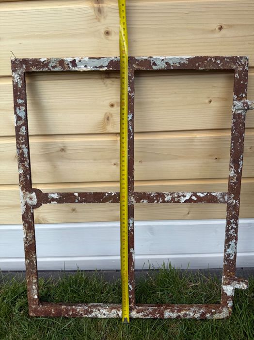 Stare solidne okna żeliwne