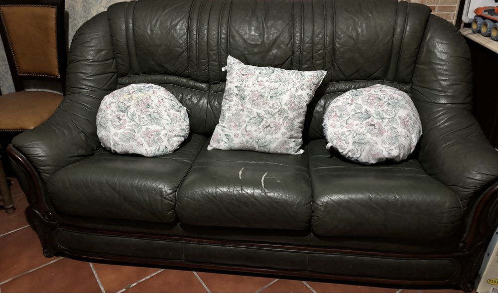 Mesa e cadeiras e um terno de sofas