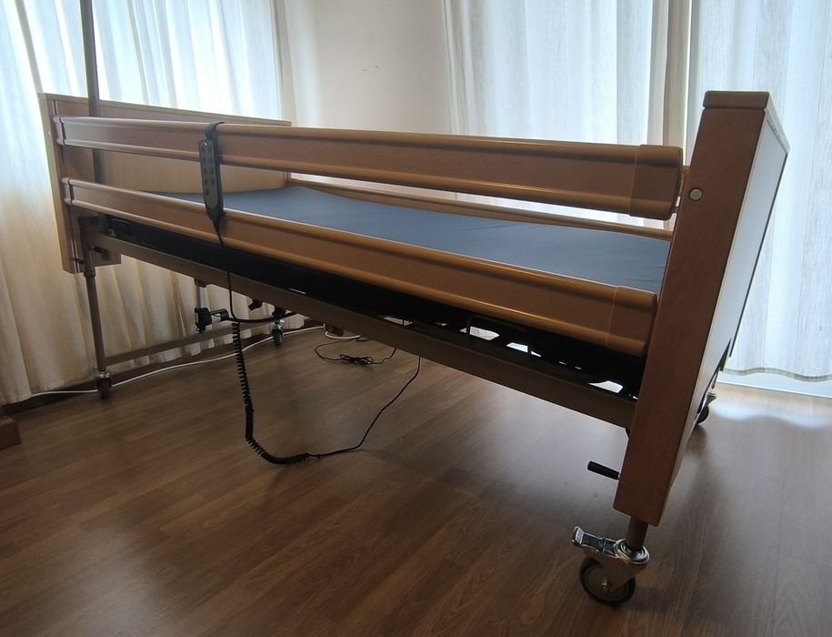 Cama articulada elevatória e eletrónica