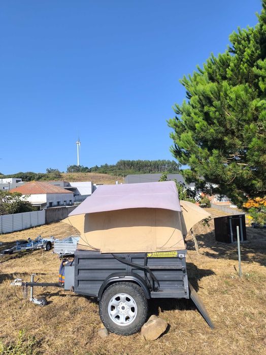 Atrelado camper com tenda de tejadilho