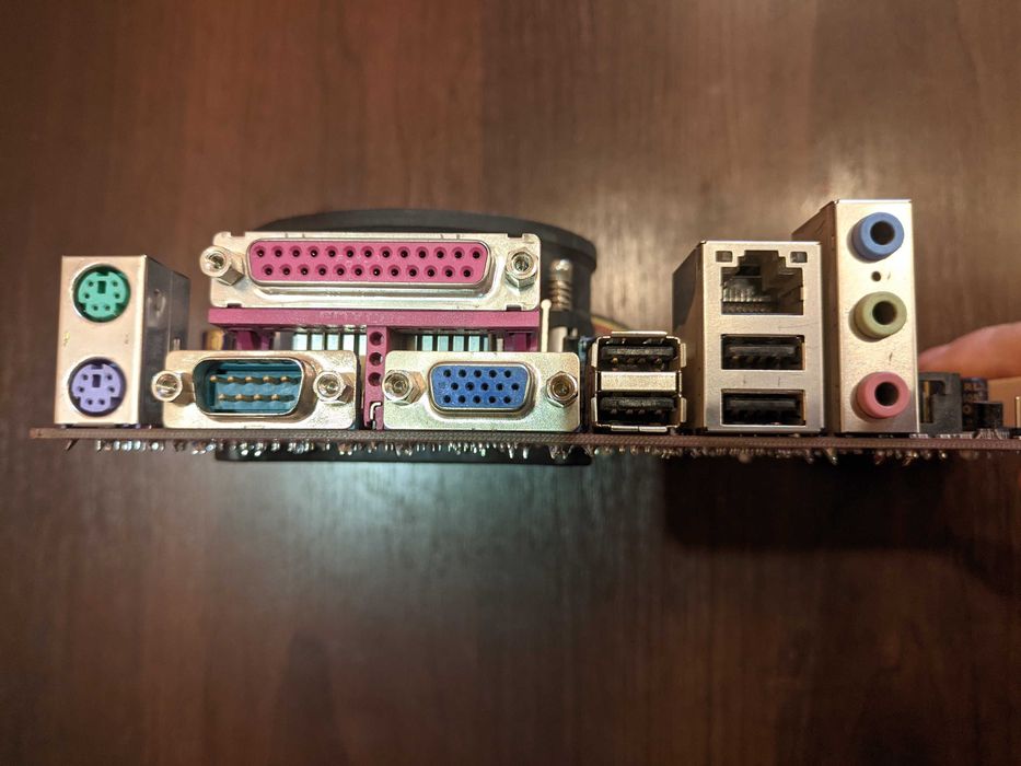 Комплект Socket 775: материнка з вбудованим відео, процесор і пам'ять.