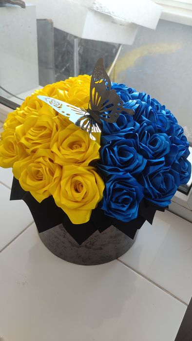 Патріотична композиція троянд з атласної стрічки