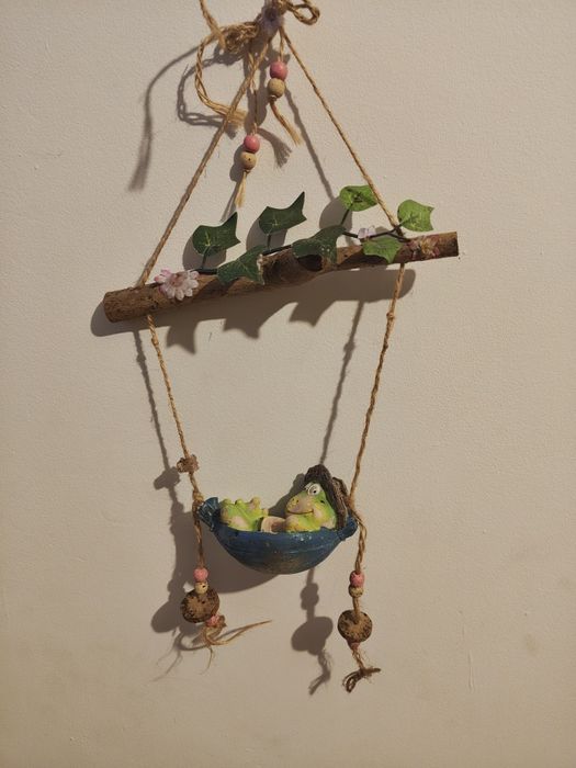 Piękna stara dekoracyja żaba na hamaku