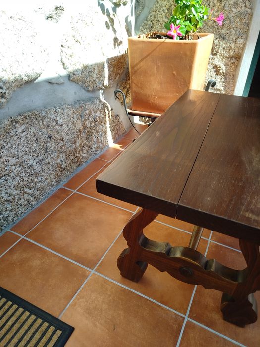 Mesa antiga de madeira maciça