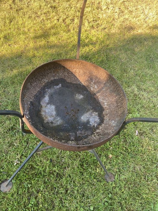 Żeliwny grill na trójnogu z podwieszanym rusztem