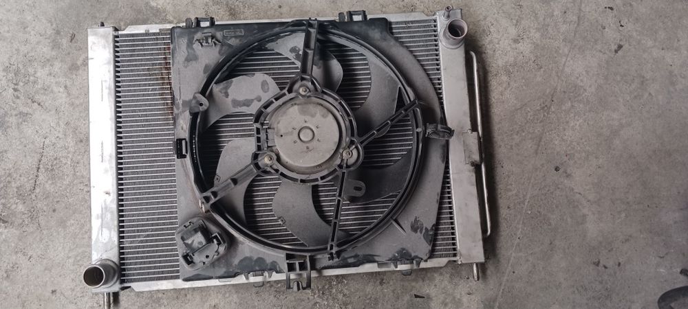 Radiador renault 1500 dci em bom estado. Bom preço.