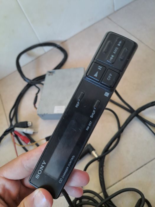 Caixa de CDs Sony com telecomando para viatura