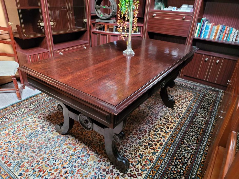 Mesa de sala em madeira maciça com gavetas - Bom estado geral