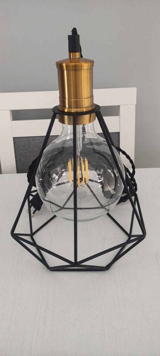 Piękna lampa stołowa