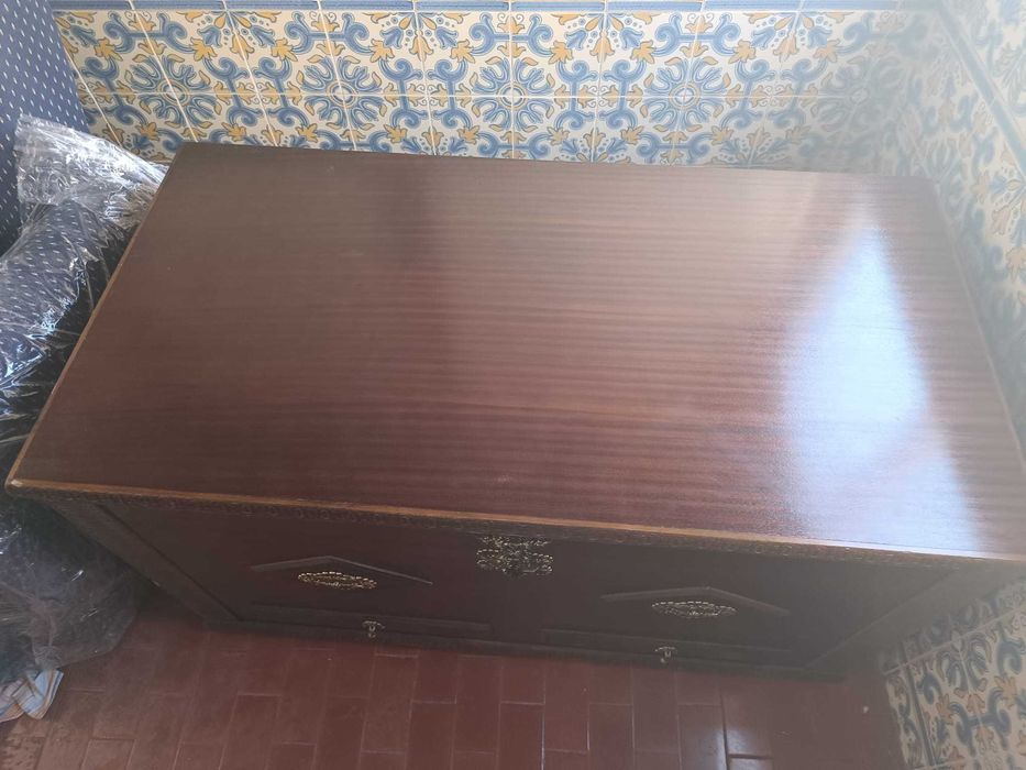 Arca/baú em madeira com ferragens decorativas