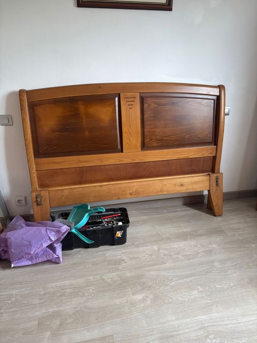 Cama de casal com roupeira, mesas de cabeceira, cómodo e espelho