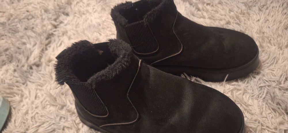 Уги дуже теплі розмір 43  вони маломірка  підходять на 41