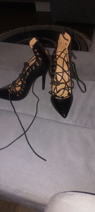 Czarne szpilki wiązane