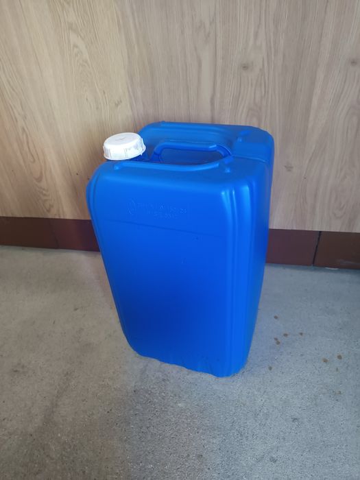 Jarricans de 25L.