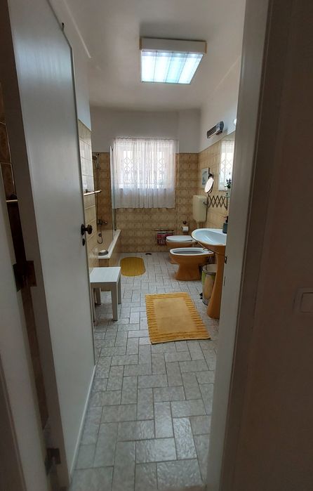 Alugo quarto.Ambiente calmo e acolhedor. À 5' da estação e 8' da praia. Casa tranquila com casa de banho partilhada com 1 pessoa. Despesas incluídas.